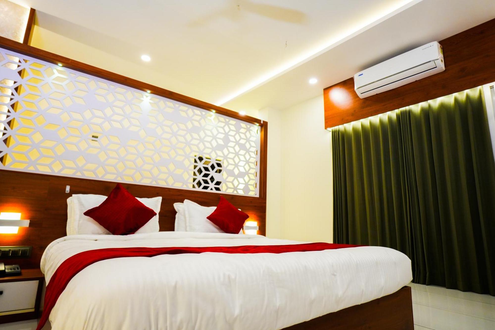 Hotel 24Inn Residency Pathanāmthitta Exterior foto